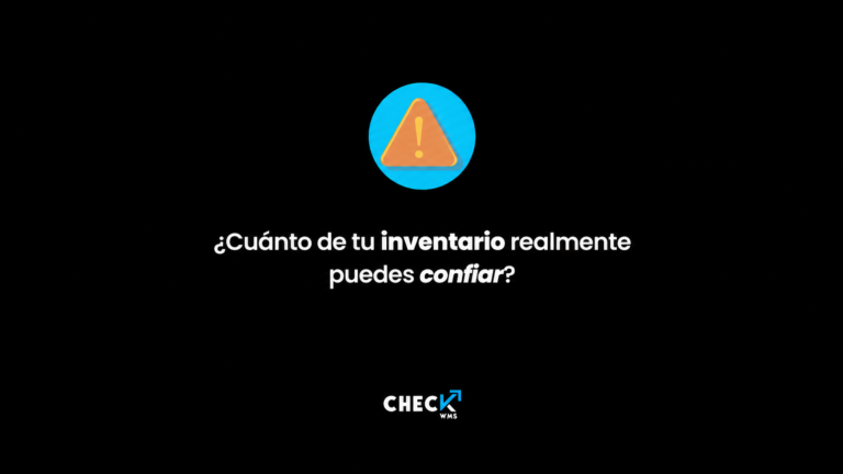 Operario de almacén realizando un conteo cíclico con un lector de códigos de barras para verificar las existencias físicas frente al sistema de inventario.